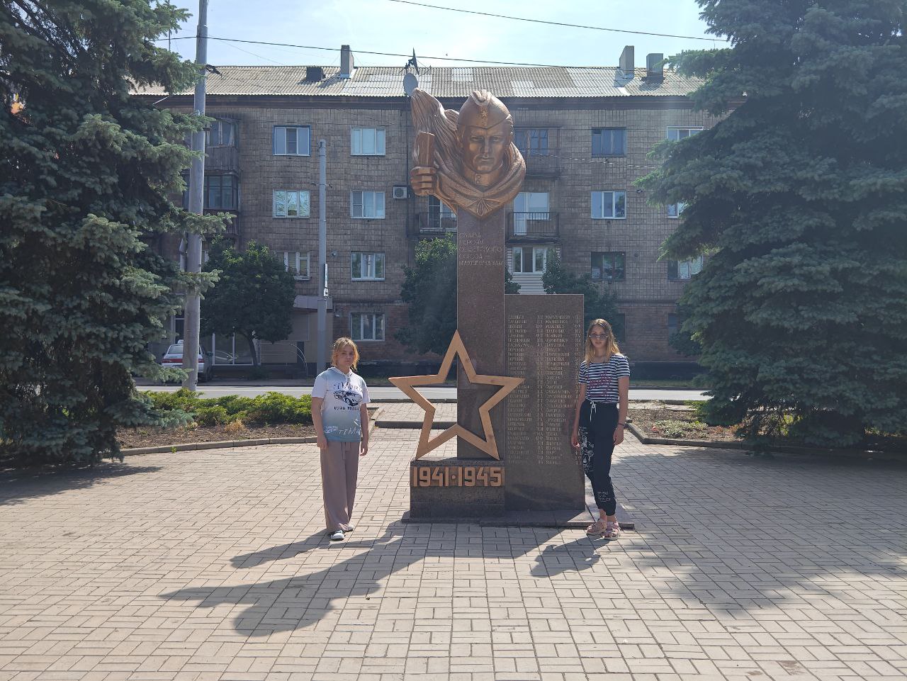 Профильная смена «Патриотом быть престижно!» — экскурсия к памятным мемориалам г. Макеевки "Я памятное место воина покажу..." photo 2024 06 05 13 02 48 3 - Макеевский Профессиональный Техникум