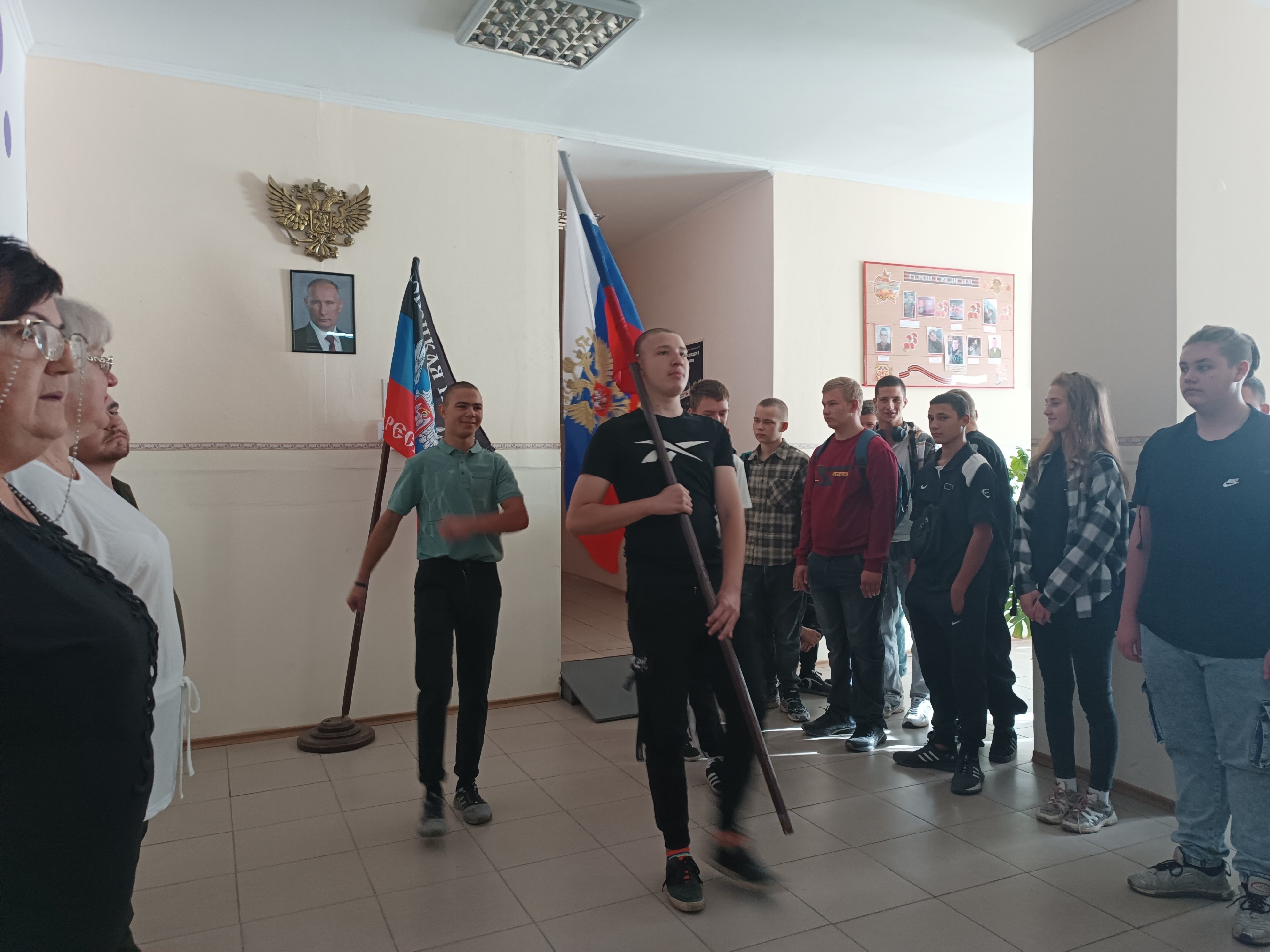 Вынос флага РФ по понедельникам - Макеевский Профессиональный Техникум