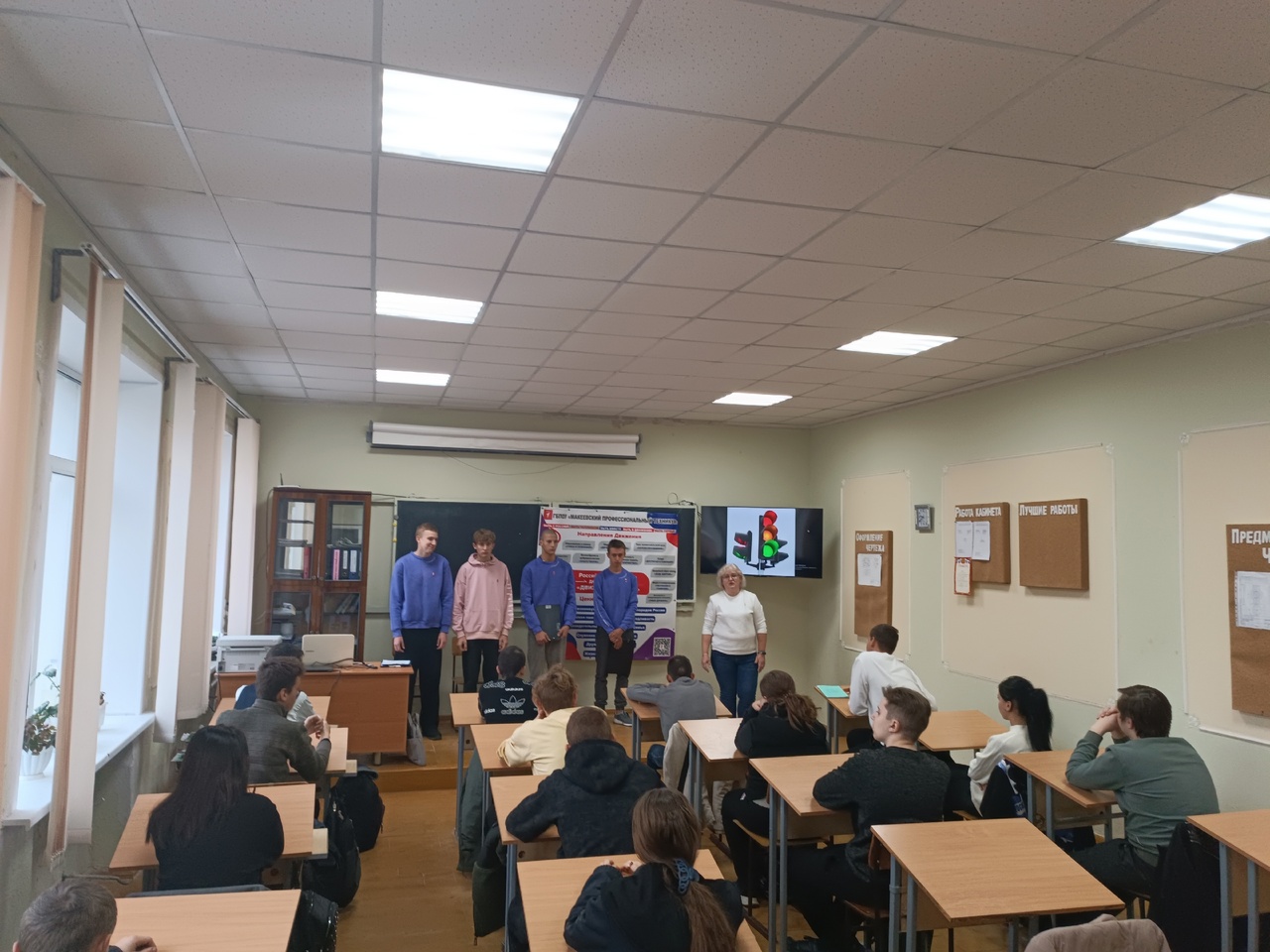 Образовательно - познавательное мероприятие "Светофор" со студентами с ОВЗ 6 - Макеевский Профессиональный Техникум
